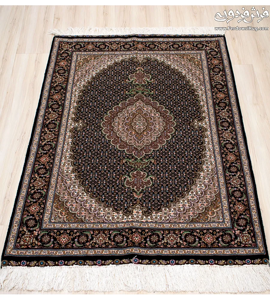 فرش دستباف ذرع و نیم نقشه ریزماهی کمال الملک با حاشیه سرمه ای مناسب دکوراسیون کلاسیک تولید شده در تبریز