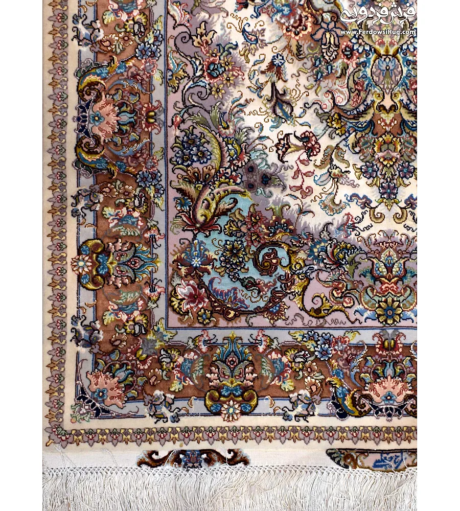 فرش دستباف ذرع ونیم نقشه خطیبی تبریز با طرح سنتی و رنگ های گرم مناسب دکوراسیون کلاسیک و مدرن