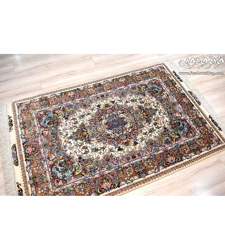 فرش دستباف ذرع ونیم نقشه خطیبی تبریز با طرح سنتی و رنگ های گرم مناسب دکوراسیون کلاسیک و مدرن