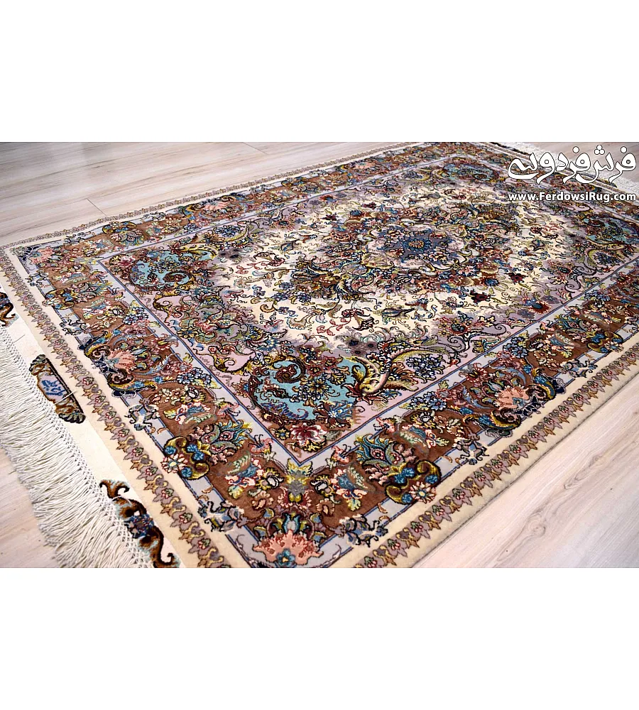 فرش دستباف ذرع ونیم نقشه خطیبی تبریز با طرح سنتی و رنگ های گرم مناسب دکوراسیون کلاسیک و مدرن