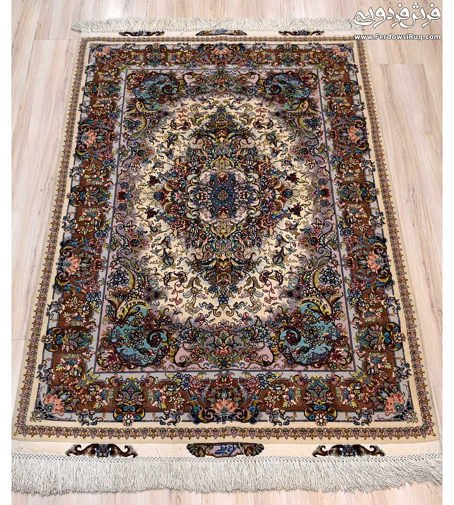 فرش دستباف ذرع ونیم نقشه خطیبی تبریز با طرح سنتی و رنگ های گرم مناسب دکوراسیون کلاسیک و مدرن