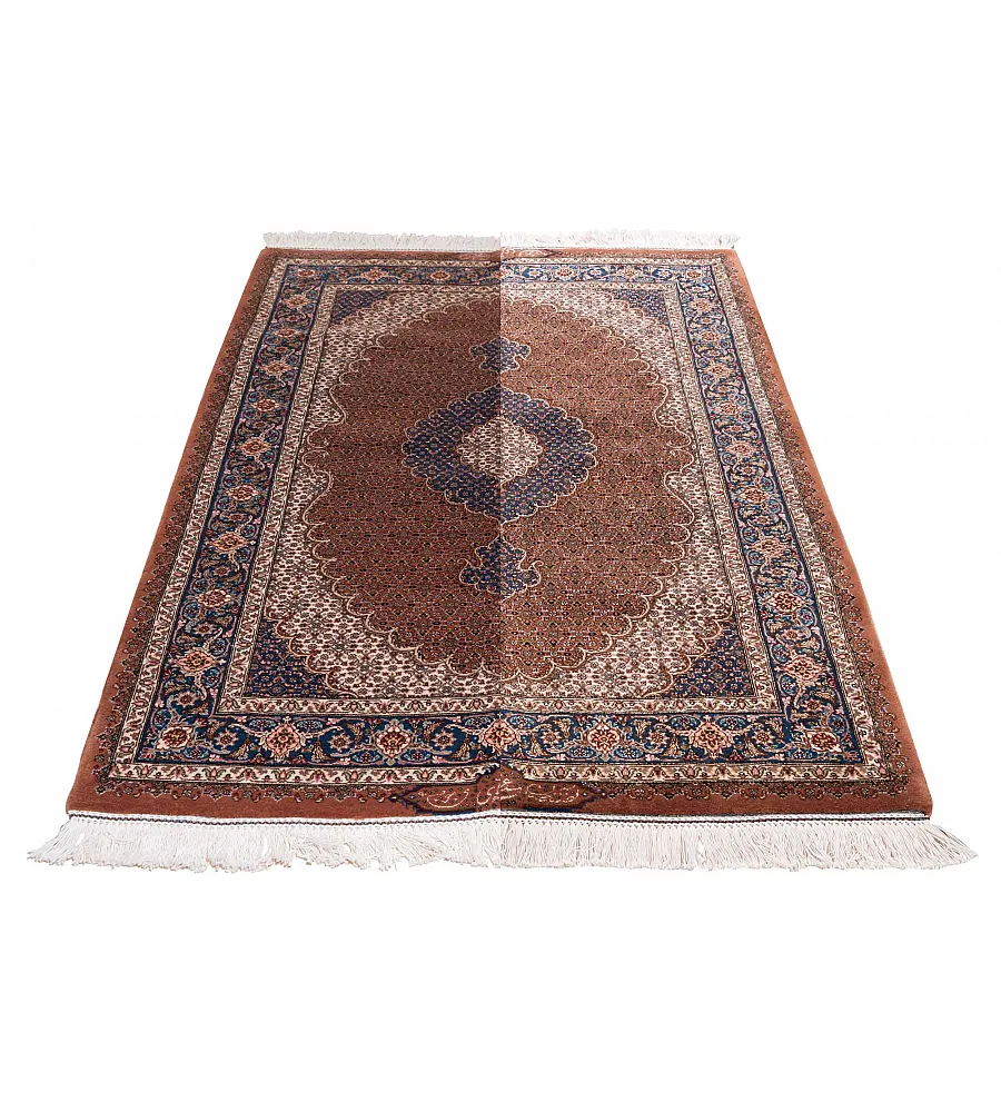 فرش دستباف ریزماهی تبریز طرح عبدالهی ذرع نیم با رنگ های اصیل و کیفیت بالا مناسب دکوراسیون کلاسیک و سنتی