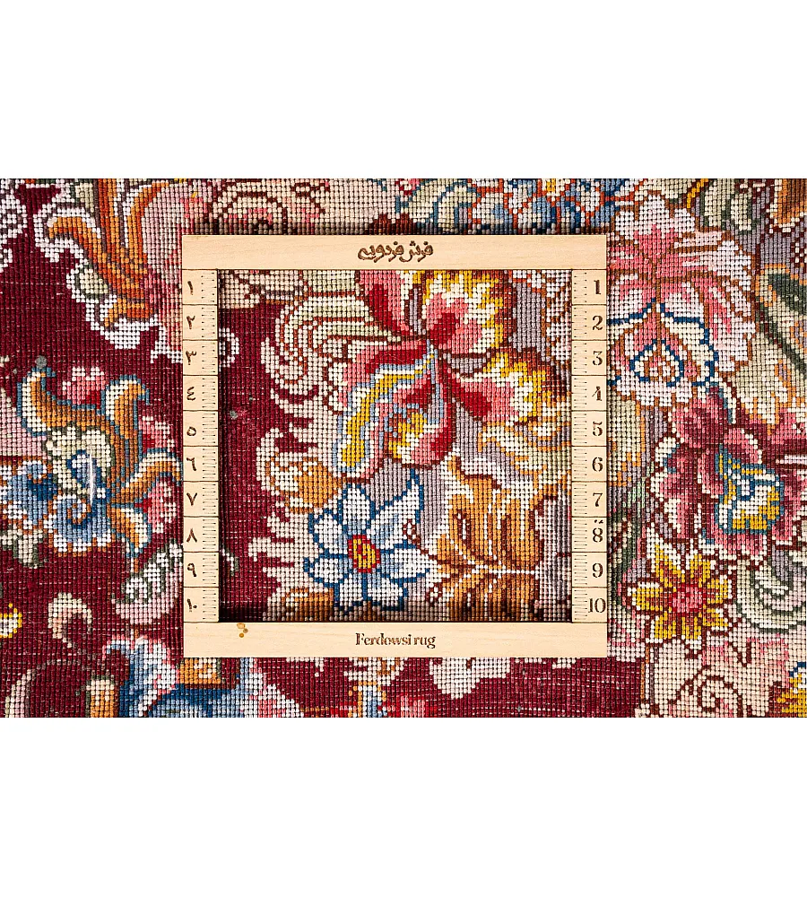 فرش دستباف ذرع نیم طرح خطیبی رنگ شرابی با حاشیه سبز مناسب دکوراسیون کلاسیک و سنتی ساخت تبریز