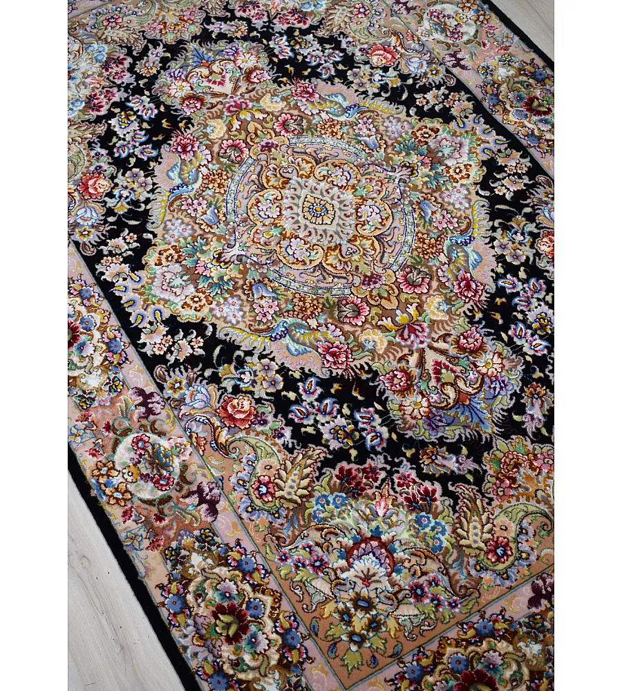 فرش دستباف ذرع و نیم طرح خطیبی مشکی تولید تبریز با کیفیت بالا مناسب دکوراسیون کلاسیک و مدرن