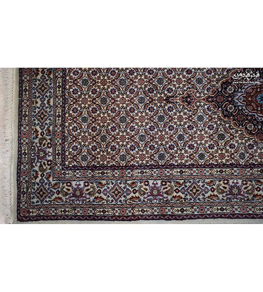 فرش دستباف کناره طرح ریز ماهی مود بافت بیرجند با رنگ های سنتی و کیفیت بالا مناسب دکوراسیون کلاسیک و مدرن