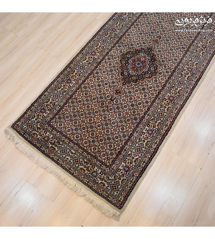 فرش دستباف کناره طرح ریز ماهی مود بافت بیرجند با رنگ های سنتی و کیفیت بالا مناسب دکوراسیون کلاسیک و مدرن