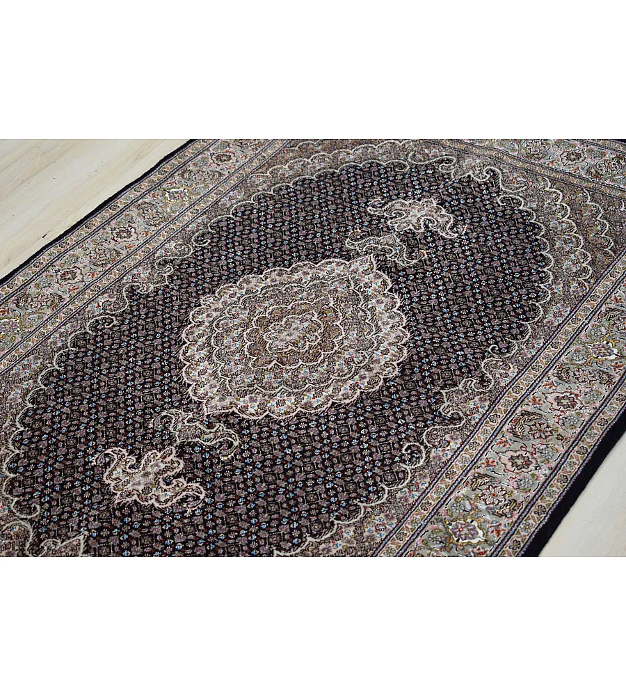 فرش دستباف ذرع و نیم طرح ریزماهی تبریز با رنگ های گرم و نقوش سنتی مناسب دکوراسیون کلاسیک و مدرن