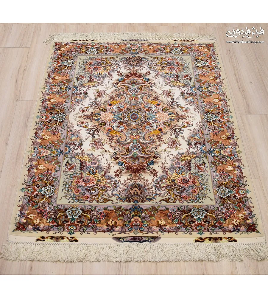 فرش دستباف ذرع و نیم تبریز طرح خطیبی با رنگ های اصیل ایرانی و کیفیت بالا مناسب دکوراسیون کلاسیک و مدرن