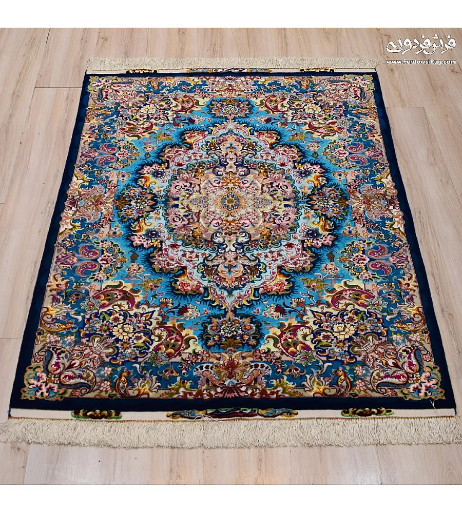 فرش دستباف ذرع نیم طرح خطیبی آبی درباری بافت تبریز مناسب دکوراسیون کلاسیک و لوکس با نقش ونگار ظریف و رنگ بندی اصیل