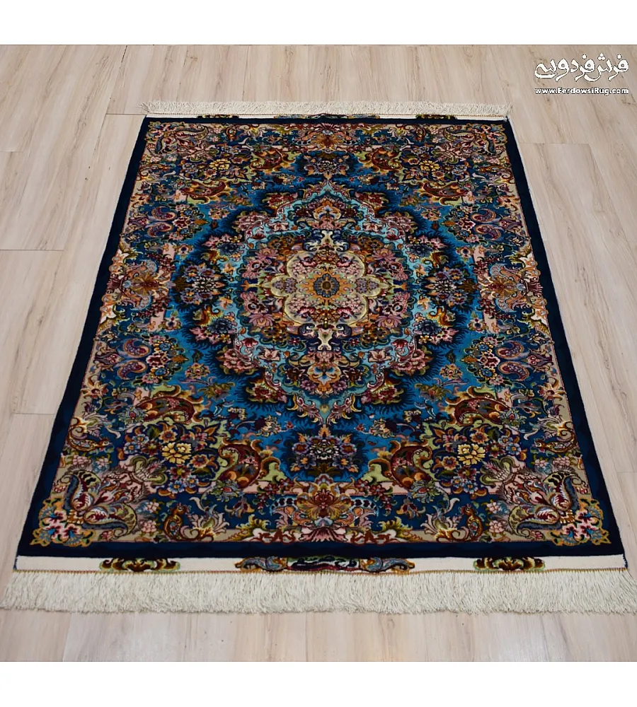 فرش دستباف ذرع نیم طرح خطیبی آبی درباری بافت تبریز مناسب دکوراسیون کلاسیک و لوکس با نقش ونگار ظریف و رنگ بندی اصیل