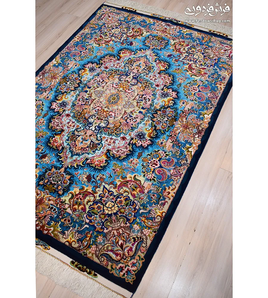 فرش دستباف ذرع نیم طرح خطیبی آبی درباری بافت تبریز مناسب دکوراسیون کلاسیک و لوکس با نقش ونگار ظریف و رنگ بندی اصیل