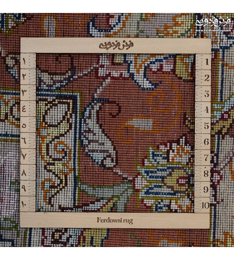 فرش دستباف ذرع نیم طرح رزمی تبریز با رنگ های گرم و الیاف طبیعی مناسب دکوراسیون کلاسیک و مدرن