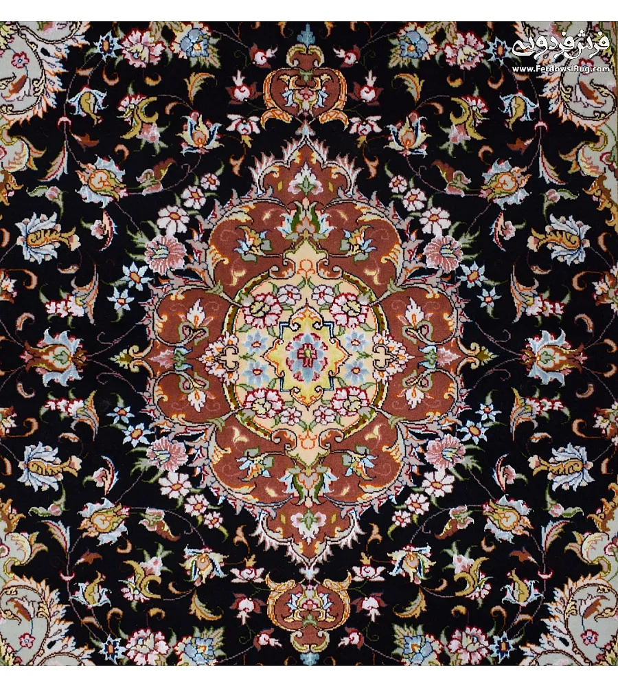 فرش دستباف ذرع نیم طرح رزمی تبریز با رنگ های گرم و الیاف طبیعی مناسب دکوراسیون کلاسیک و مدرن