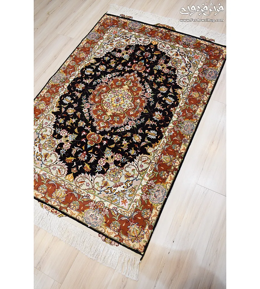 فرش دستباف ذرع نیم طرح رزمی تبریز با رنگ های گرم و الیاف طبیعی مناسب دکوراسیون کلاسیک و مدرن
