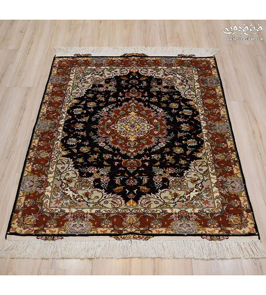 فرش دستباف ذرع نیم طرح رزمی تبریز با رنگ های گرم و الیاف طبیعی مناسب دکوراسیون کلاسیک و مدرن