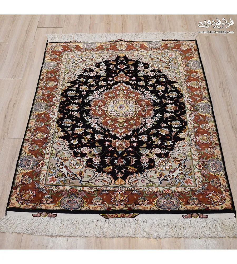 فرش دستباف ذرع نیم طرح رزمی تبریز با رنگ های گرم و الیاف طبیعی مناسب دکوراسیون کلاسیک و مدرن