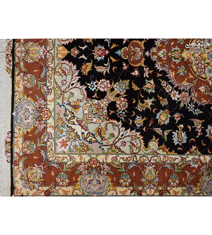 فرش دستباف ذرع نیم طرح رزمی تبریز با رنگ های گرم و الیاف طبیعی مناسب دکوراسیون کلاسیک و مدرن