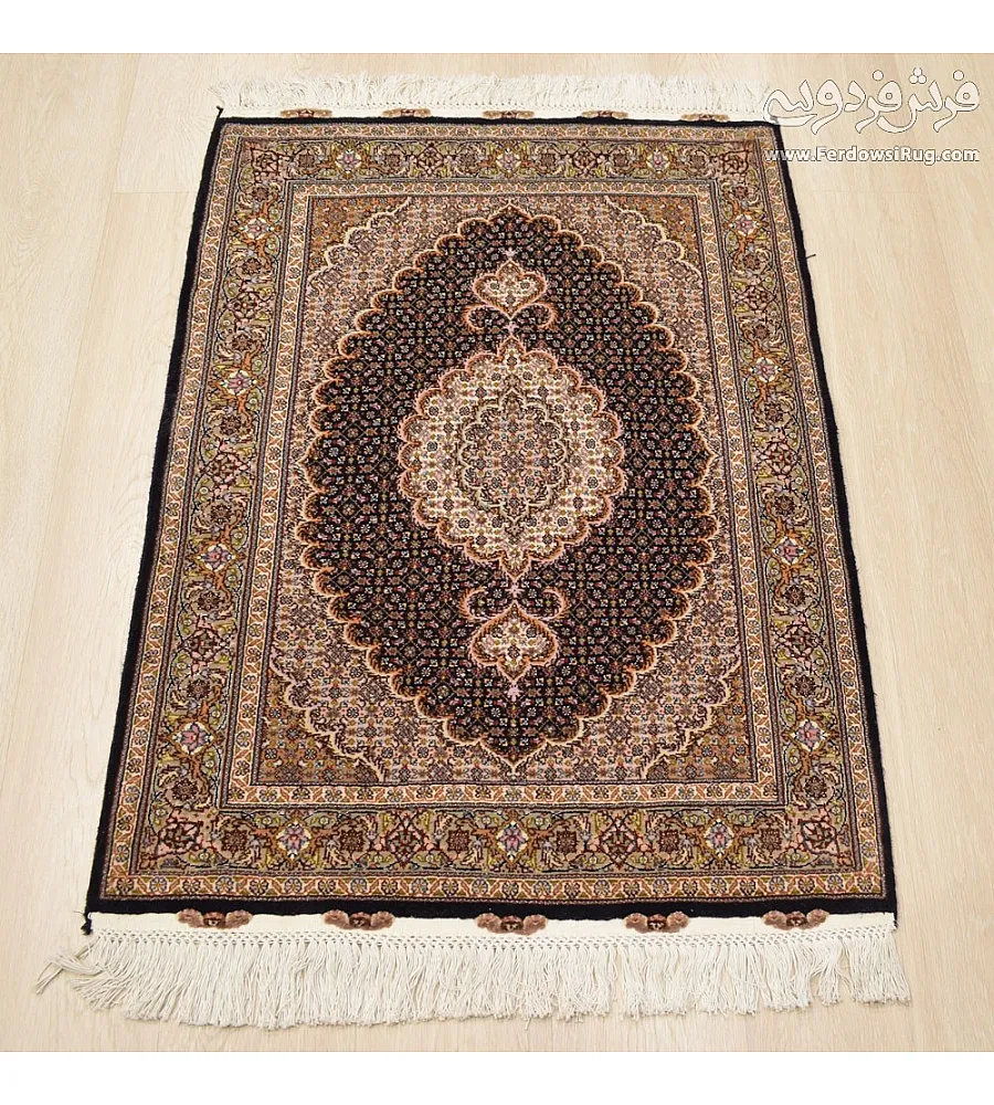 فرش دستباف ذرع و چارک ریزماهی سرمه ای تبریز با طرح سنتی ایرانی کیفیت بالا مناسب دکوراسیون کلاسیک