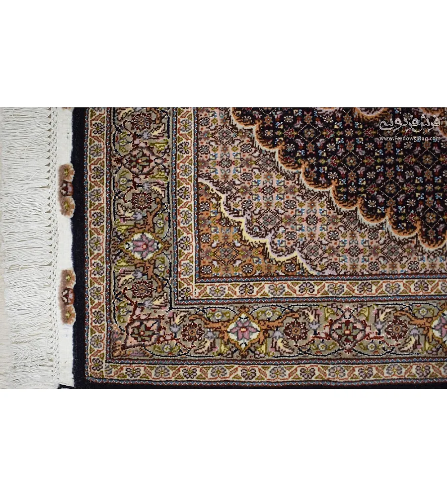 فرش دستباف ذرع و چارک ریزماهی سرمه ای تبریز با طرح سنتی ایرانی کیفیت بالا مناسب دکوراسیون کلاسیک