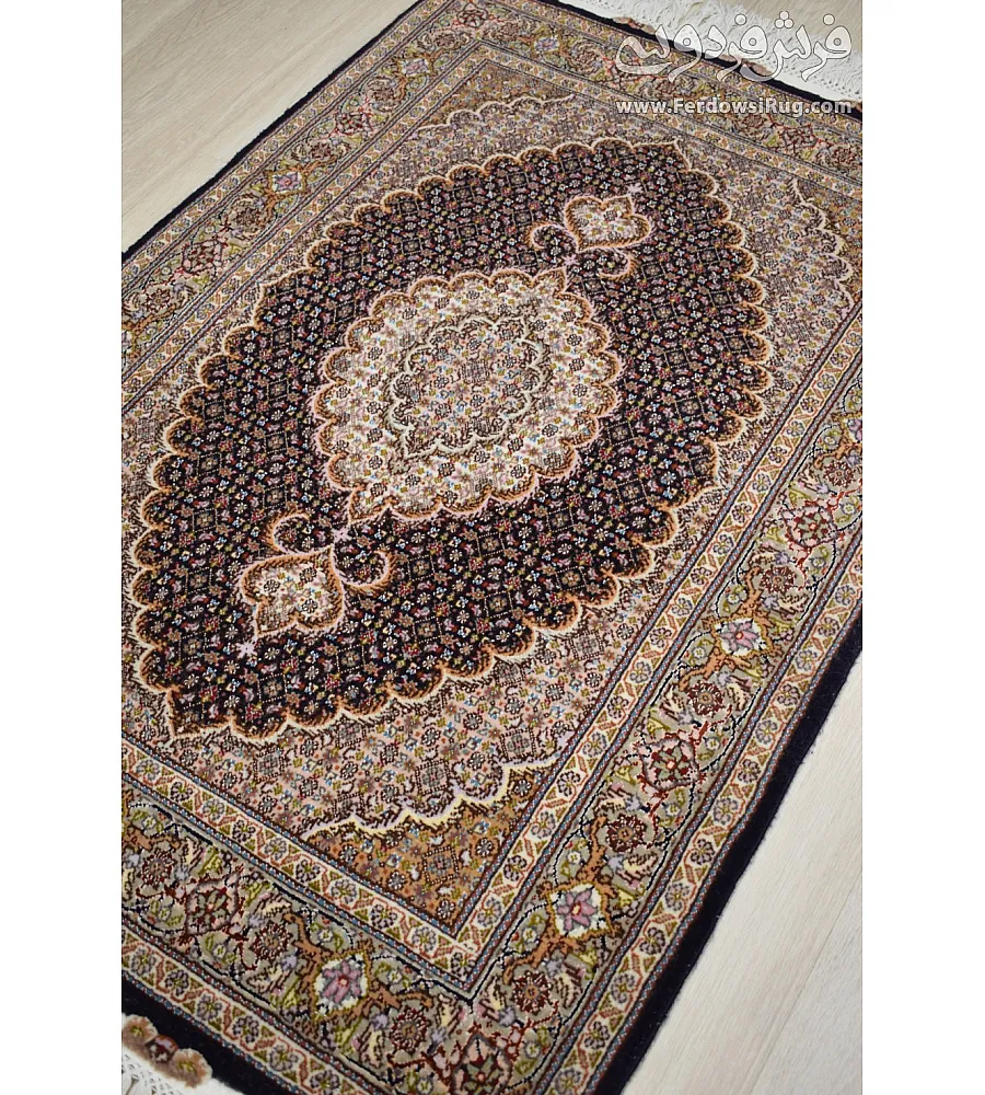 فرش دستباف ذرع و چارک ریزماهی سرمه ای تبریز با طرح سنتی ایرانی کیفیت بالا مناسب دکوراسیون کلاسیک