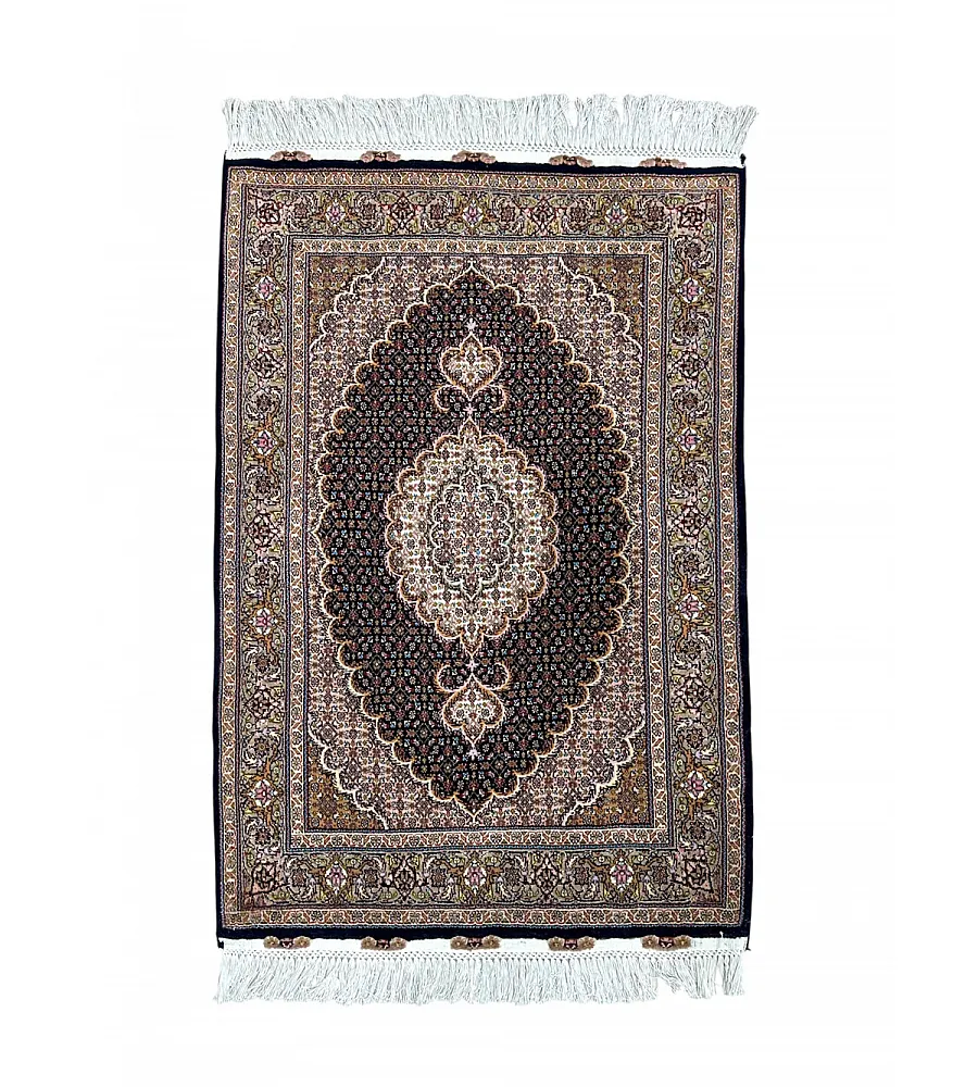 فرش دستباف ذرع و چارک ریزماهی سرمه ای تبریز با طرح سنتی ایرانی کیفیت بالا مناسب دکوراسیون کلاسیک