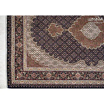 فرش دستباف ذرع و نیم طرح ریزماهی عبدالهی سرمه ای بافت تبریز