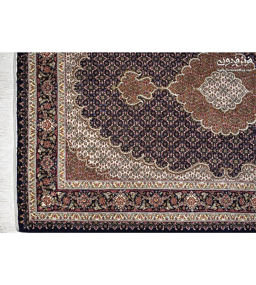 فرش دستباف ذرع و نیم نقشه ریزماهی عبدالهی سرمه ای بافت تبریز با طرح سنتی و رنگ آمیزی خاص مناسب دکوراسیون کلاسیک