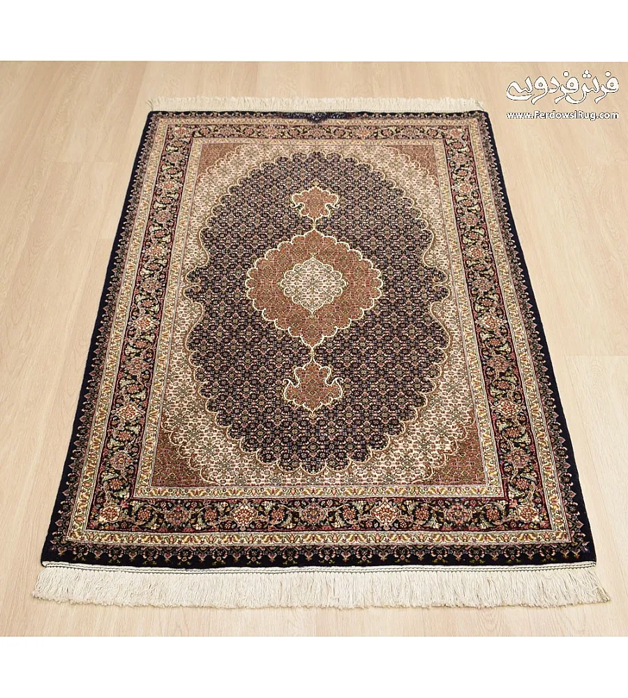 فرش دستباف ذرع و نیم نقشه ریزماهی عبدالهی سرمه ای بافت تبریز با طرح سنتی و رنگ آمیزی خاص مناسب دکوراسیون کلاسیک