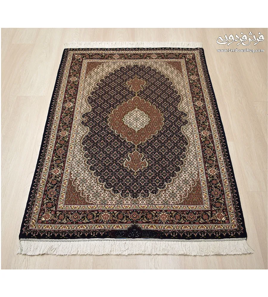 فرش دستباف ذرع و نیم نقشه ریزماهی عبدالهی سرمه ای بافت تبریز با طرح سنتی و رنگ آمیزی خاص مناسب دکوراسیون کلاسیک