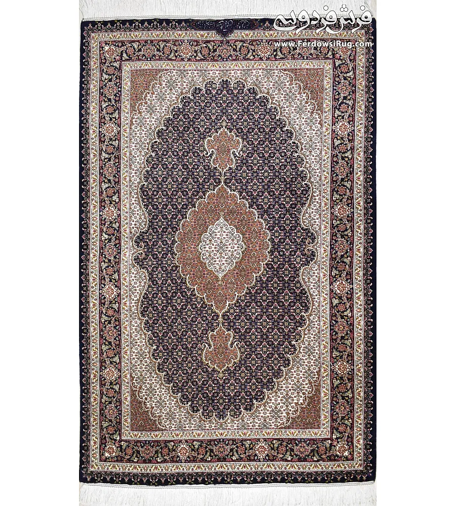 فرش دستباف ذرع و نیم نقشه ریزماهی عبدالهی سرمه ای بافت تبریز با طرح سنتی و رنگ آمیزی خاص مناسب دکوراسیون کلاسیک