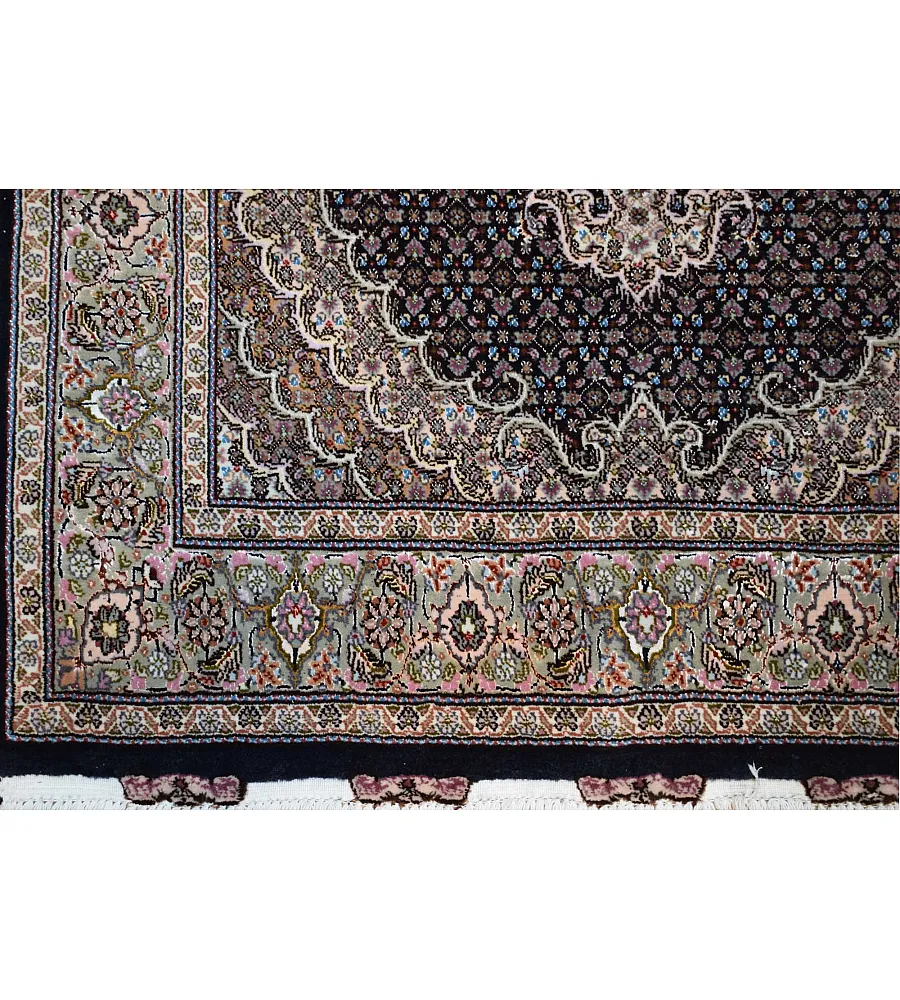 فرش دستباف ذرع و نیم طرح ریزماهی تبریز با رنگ های گرم و نقوش سنتی مناسب دکوراسیون کلاسیک و مدرن