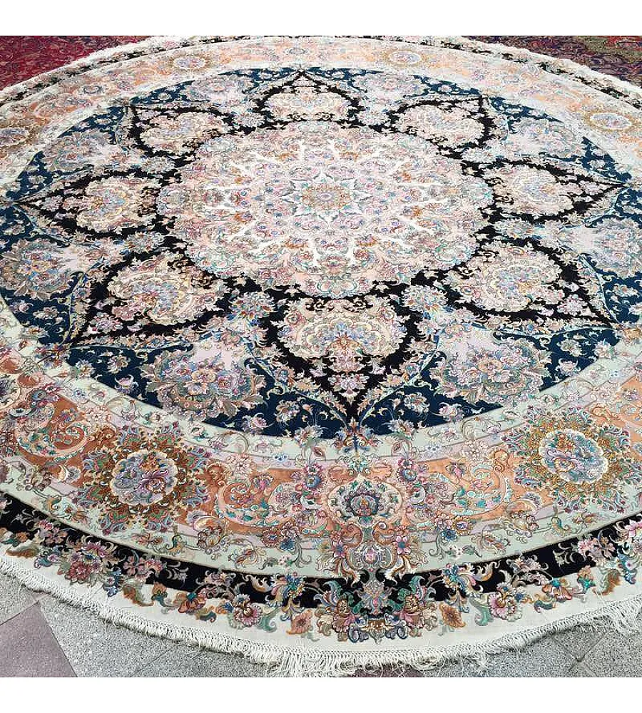 فرش دایره دستباف سالاری تبریز با طرح اصیل ایرانی رنگ لاکی مناسب پذیرایی و اتاق نشیمن