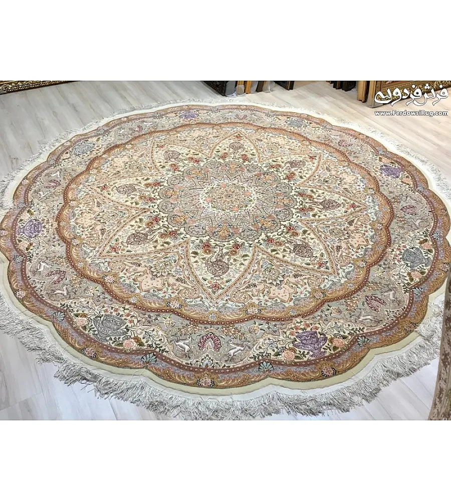 فرش دستباف دایره تبریز طرح نامی قطر ۲.۵ متر رنگ لاکی با نقش اصیل ایرانی مناسب دکوراسیون سنتی و مدرن