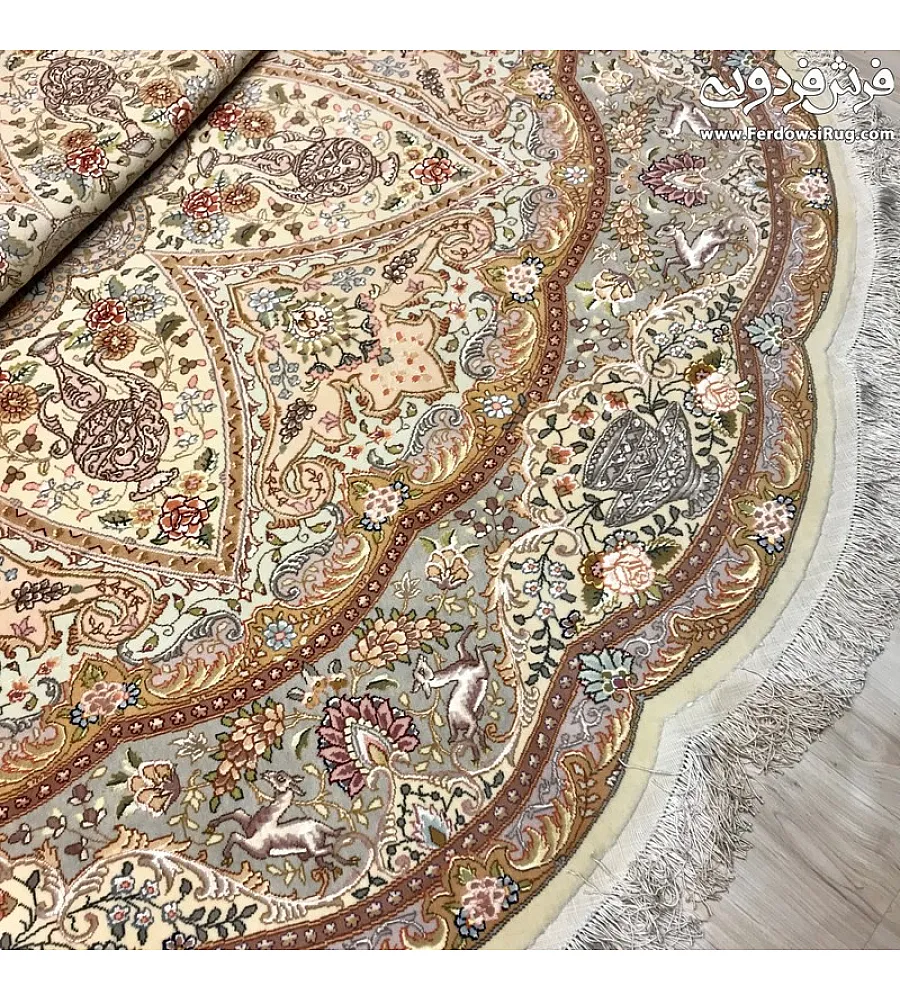 فرش دستباف دایره تبریز طرح نامی قطر ۲.۵ متر رنگ لاکی با نقش اصیل ایرانی مناسب دکوراسیون سنتی و مدرن