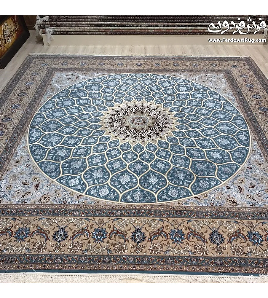 فرش دستباف مربع ۳ در ۳ متر طرح شیخ صفی با رنگ های سنتی و کیفیت بالا مناسب برای دکوراسیون منزل